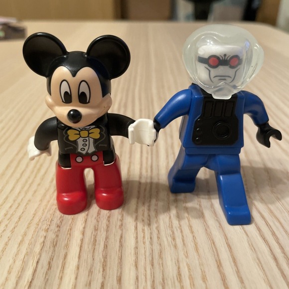 Mr. Freeze And‎ Mickey Mouse Lego MINIFIGURE - Picture 1 of 2